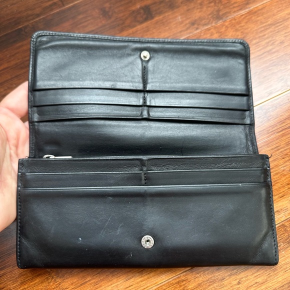 Black Leather Longchamp women’s Wallet with Silver Clasp - Picture 2 of 8